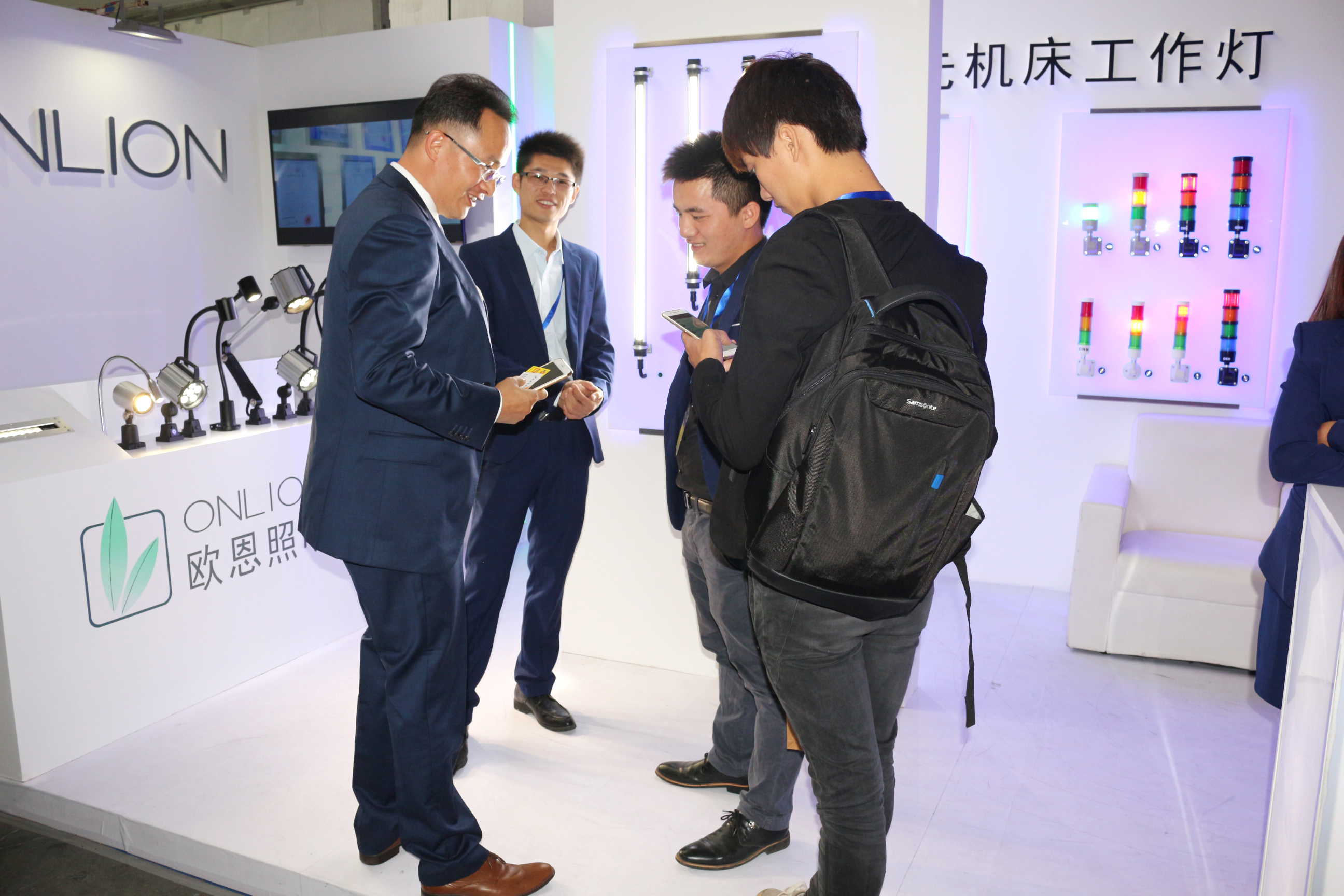 鄭總與客戶親切交談 鄭總與客戶親切交談